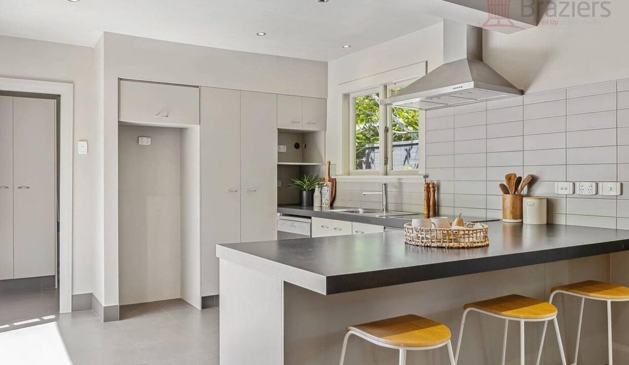 173355957__1762395704-173355957__1762380209-27029-NichollsSt545