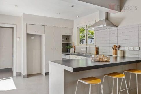 173355957__1762395704-173355957__1762380209-27029-NichollsSt545