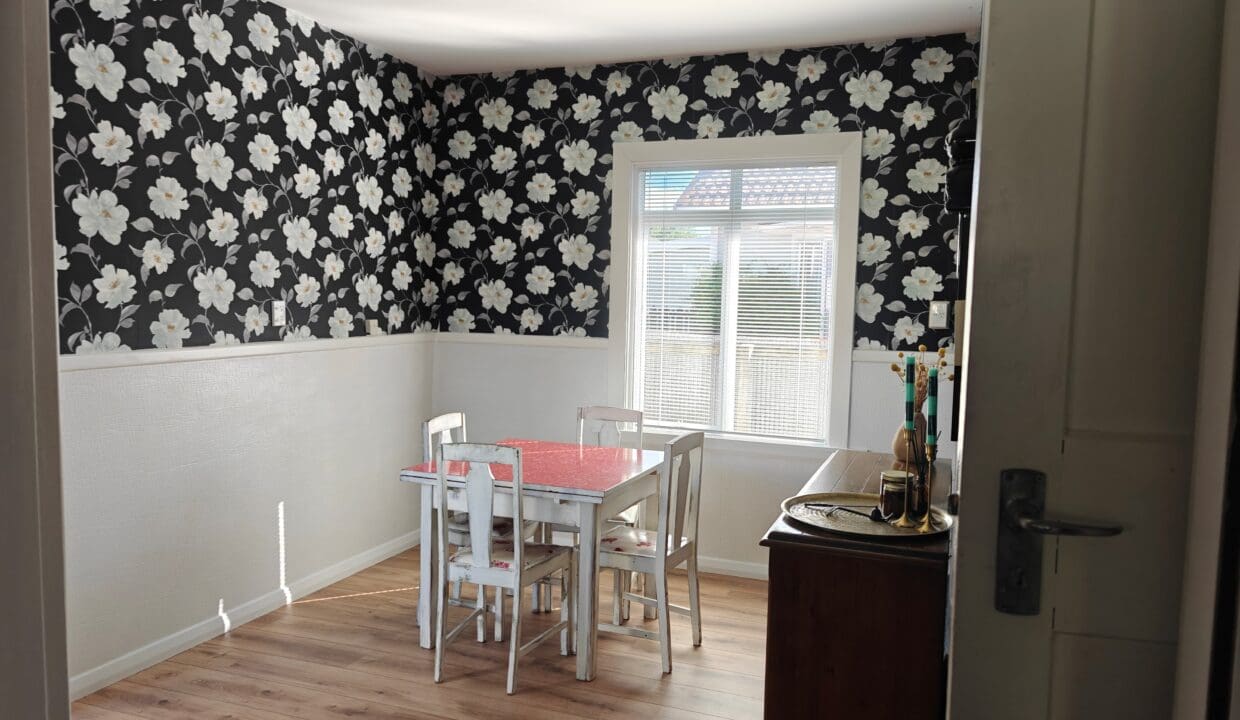 185496209__1770160076-24131-dining3