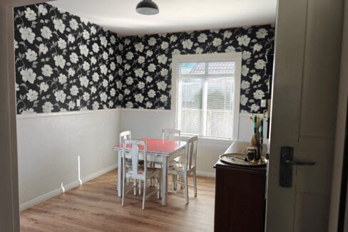 185496209__1770160076-24131-dining3