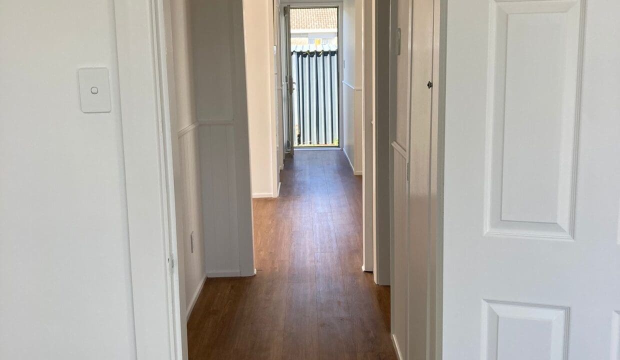 196086606__1775710965-91061-Hallway