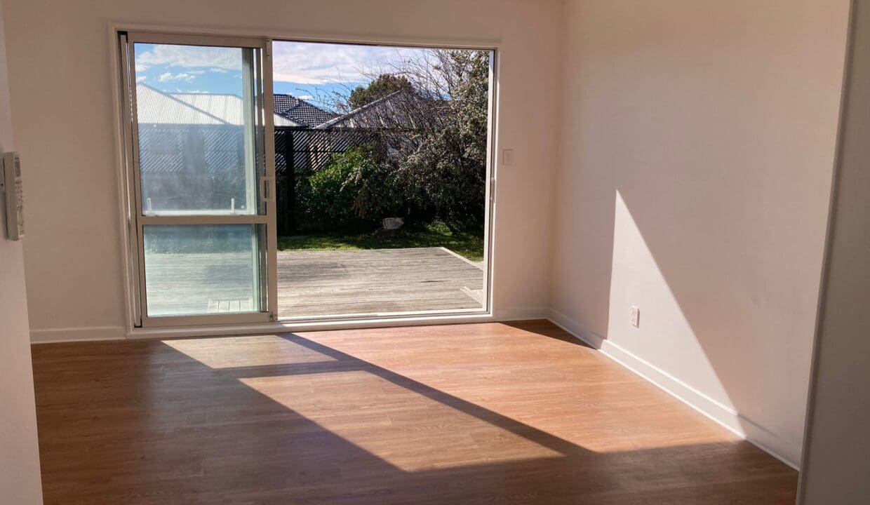 196086671__1775710977-78763-Living-Deck1