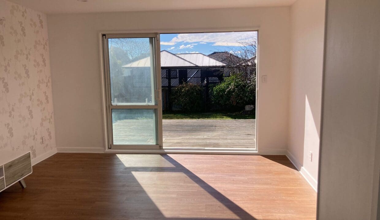 196086674__1775710979-90959-Living-Deck