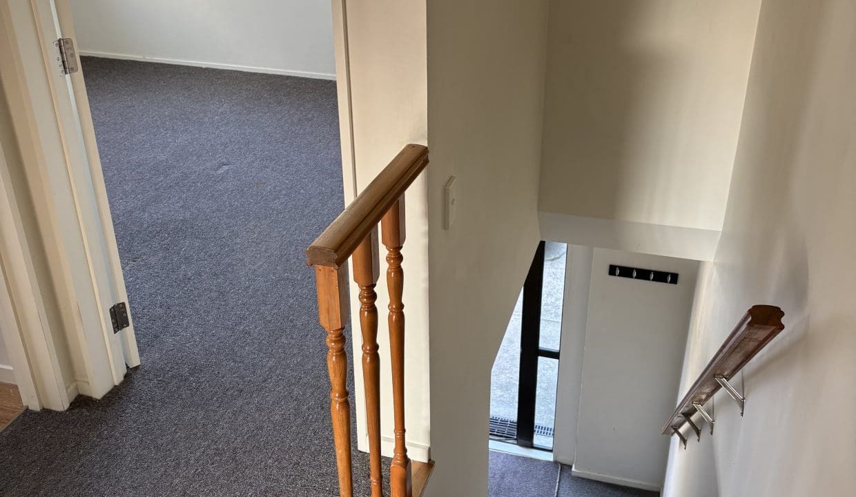 200171007__1778037567-65260-TopfloorStair-Bedrmview