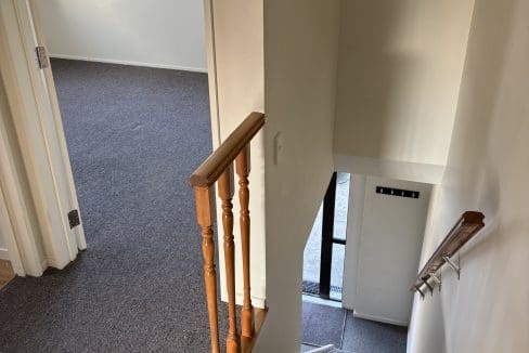 200171007__1778037567-65260-TopfloorStair-Bedrmview