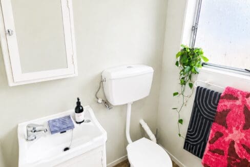 203551916__1779950315-291046-Bathroom1