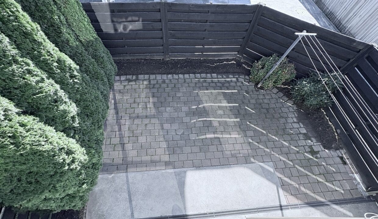208082512__1782963462-77809-Courtyard-VendorBruce